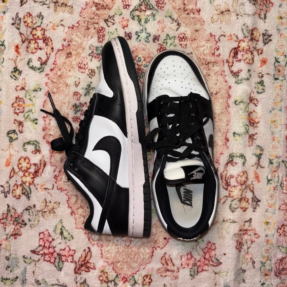 Nike Panda Dunks - Picture 5 of 5